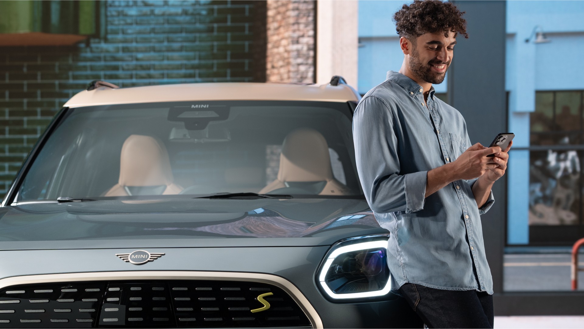 MINI sedd framifrån, detalj, man som lutar sig mot en MINI